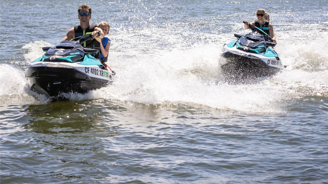 Famille profitant du beau temps sur des Sea-Doo