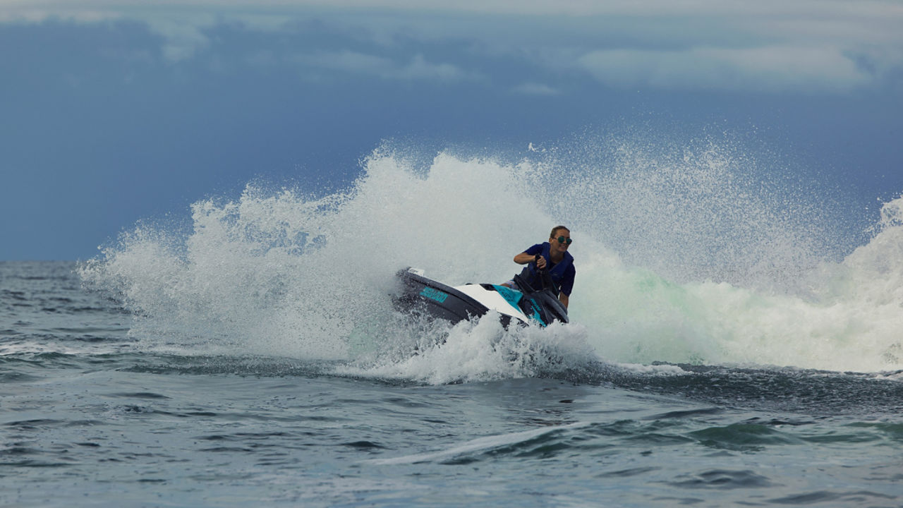 Une femme utilisant une motomarine Sea-Doo sur l'eau.