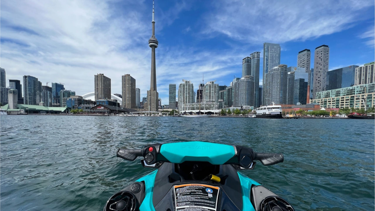 sea-doo avec l'horizon de toronto