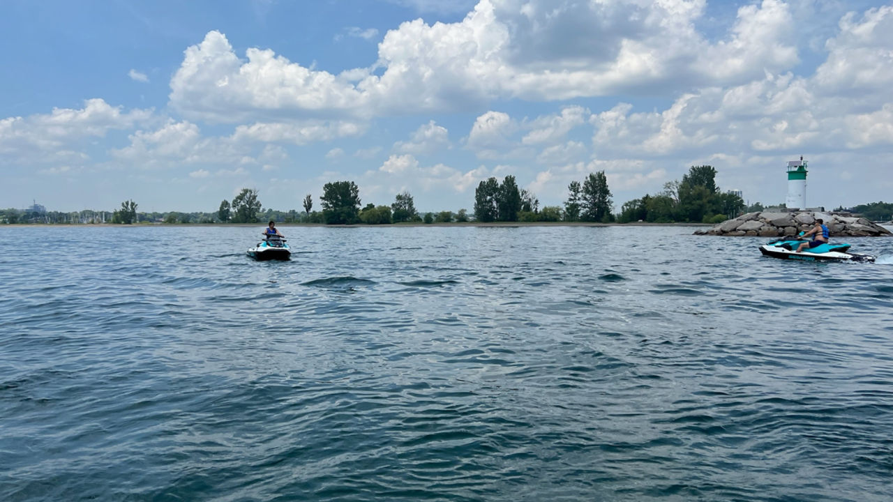 deux pilotes de sea-doo sur le lac Ontario