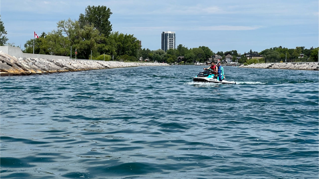 sea-doo avec l'horizon de toronto