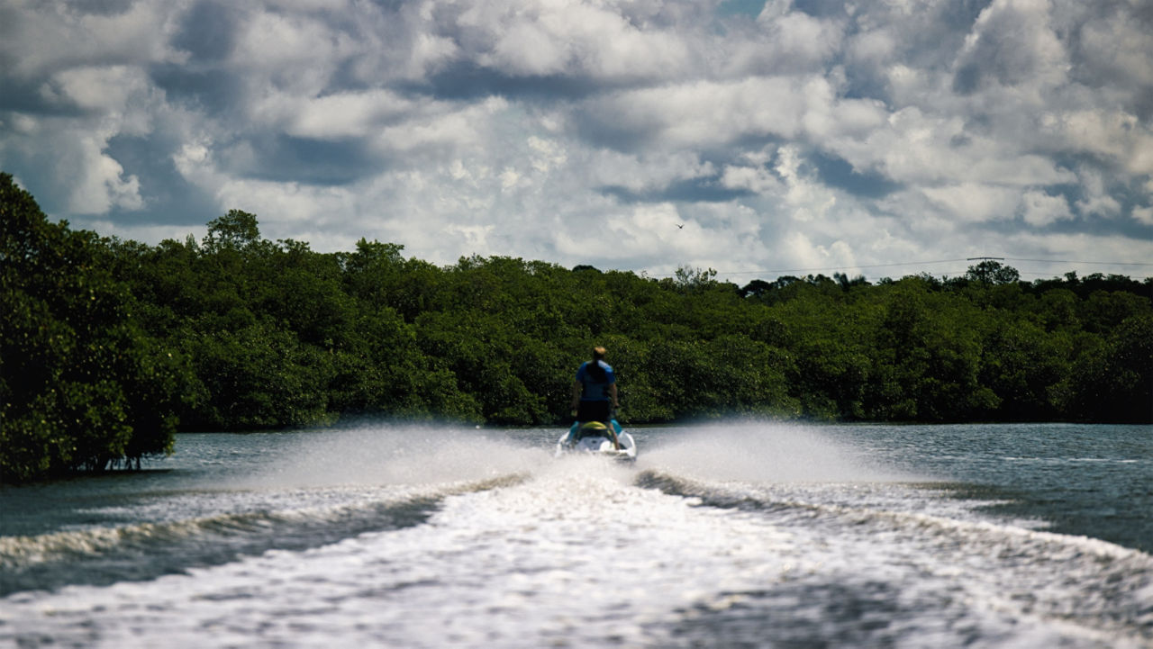 Un homme se promenant en Sea-Doo sur l'eau