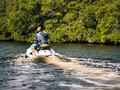 Un homme observant la nature en Sea-Doo