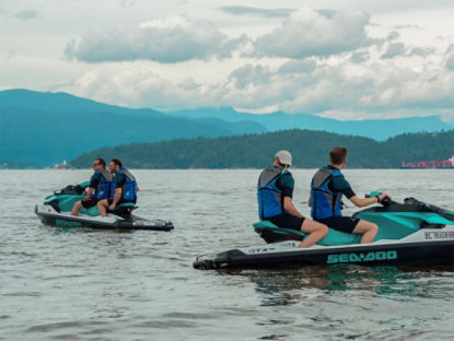 Hommes admirant les montagne sur des motomarines Sea-Doo