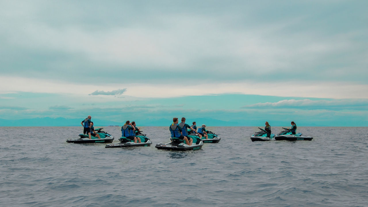 Un groupe de personnes sur des motomarines au milieu de l'eau