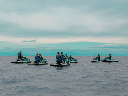 Un groupe de personnes sur des motomarines au milieu de l'eau
