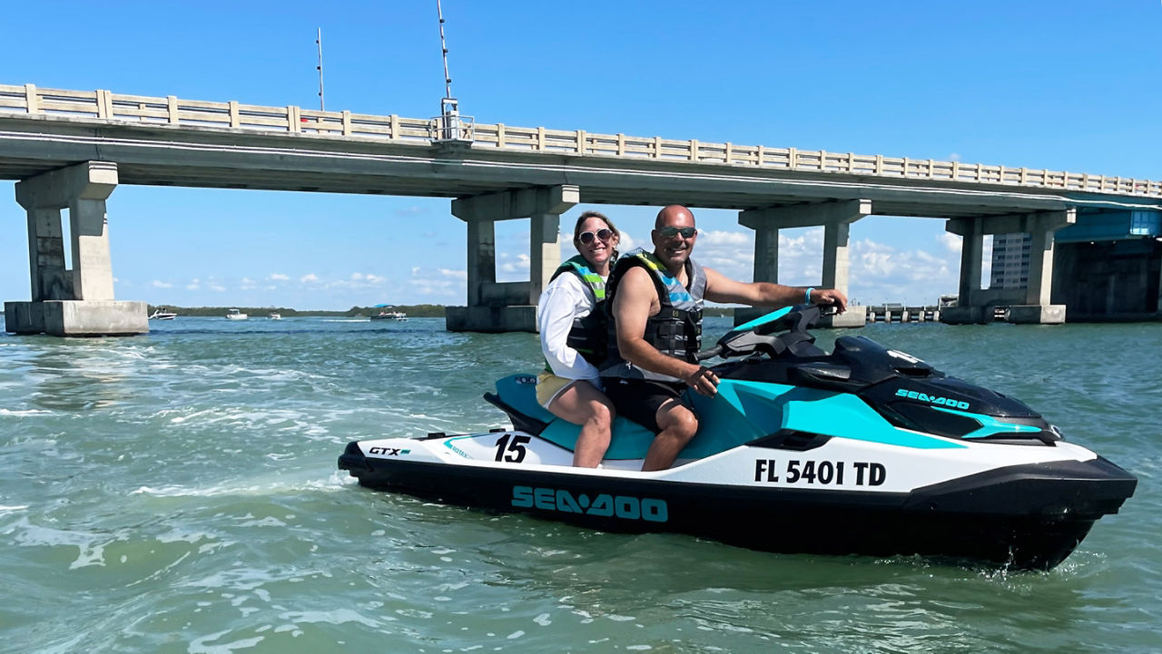 Un couple sur une motomarine Sea-Doo sur l'eau