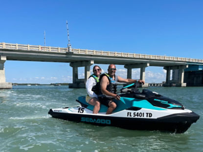 Un couple sur une motomarine Sea-Doo sur l'eau