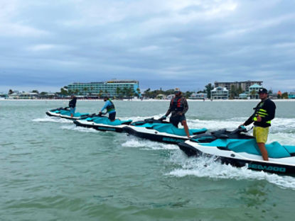 Vue latérale de quatre pilotes de Sea-Doo dans l'eau