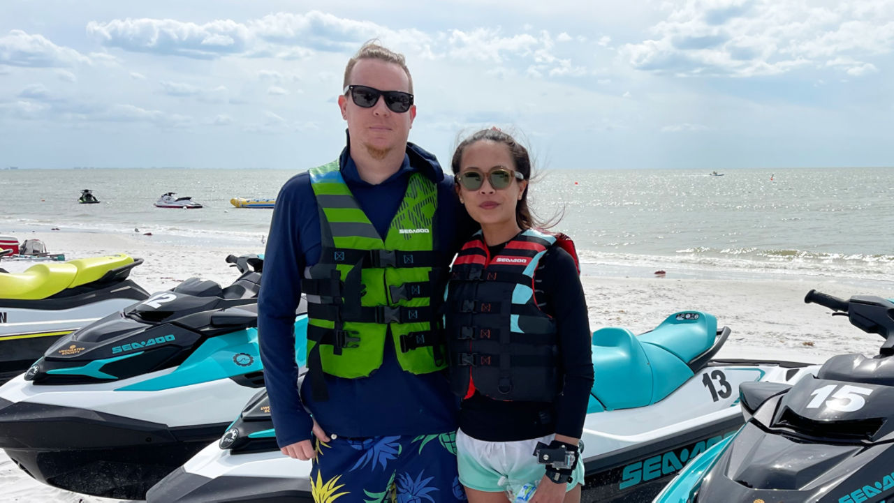 Vue latérale de quatre pilotes de Sea-Doo dans l'eau