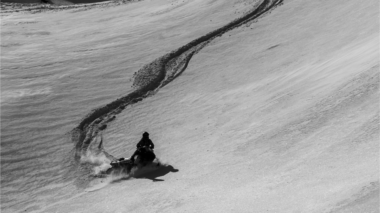 photo en noir et blanc d'un pilote de ski-doo