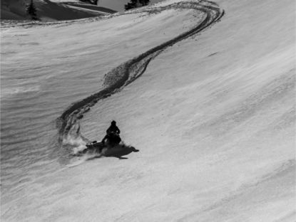 photo en noir et blanc d'un pilote de ski-doo