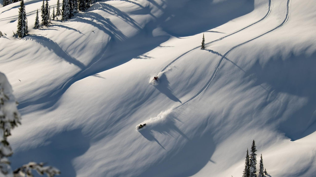 un grand groupe de pilotes de ski-doo à Revelstoke, CB