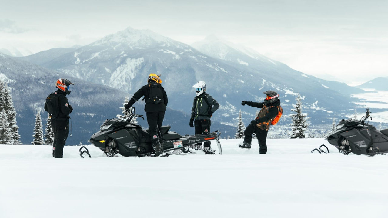 des amis en promenade en ski-doo