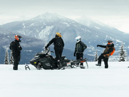 des amis en promenade en ski-doo