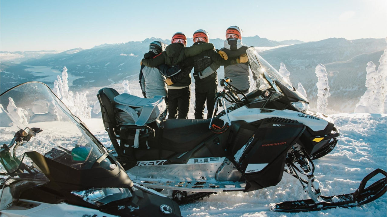 Promenade en Ski-Doo au coucher du soleil à Revelstoke, CB