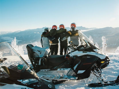 Promenade en Ski-Doo au coucher du soleil à Revelstoke, CB