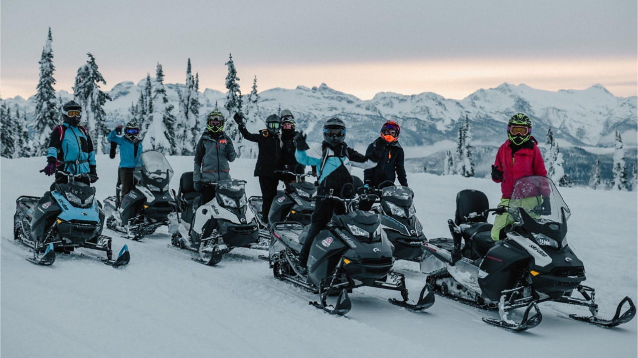 un grand groupe de pilotes de ski-doo à Revelstoke, CB