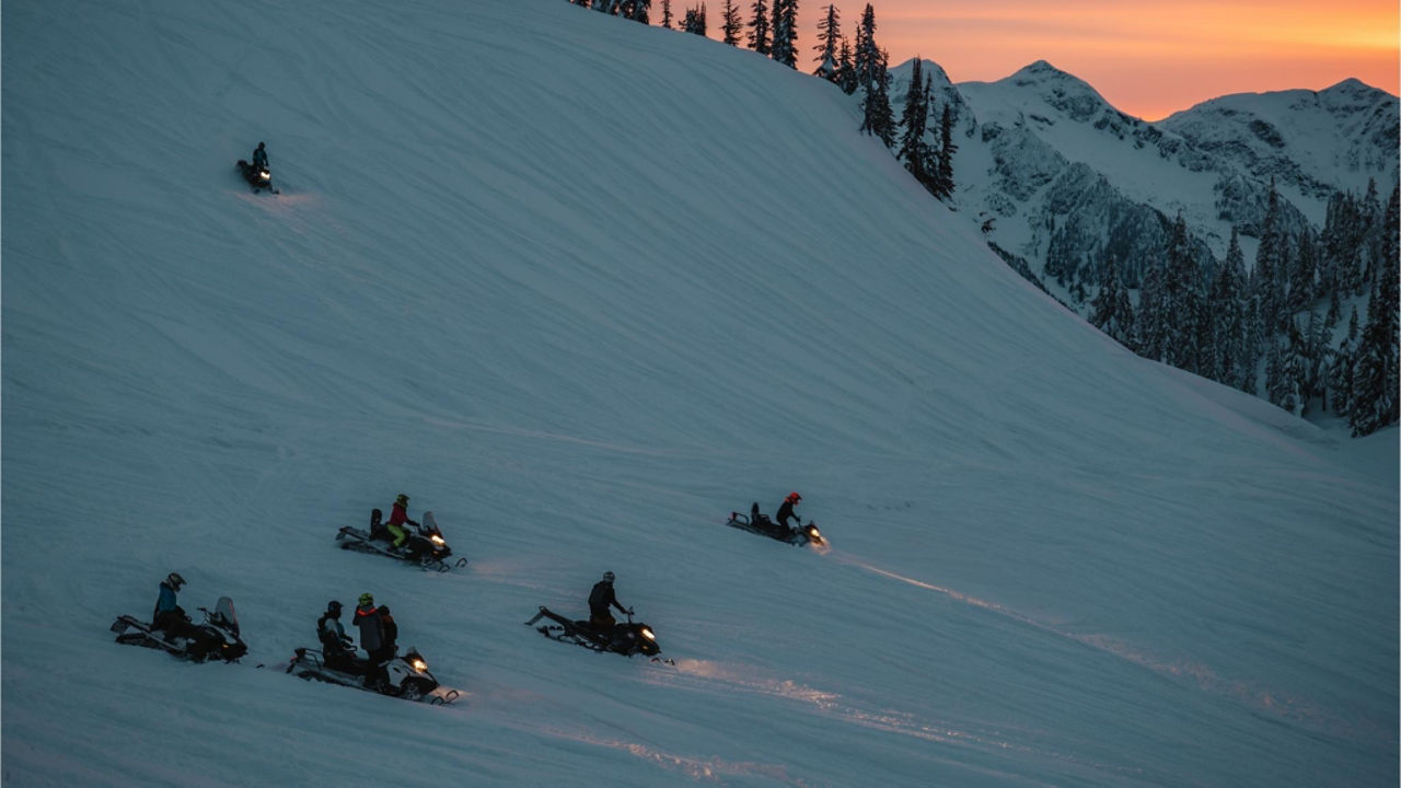 Promenade en Ski-Doo au coucher du soleil à Revelstoke, CB