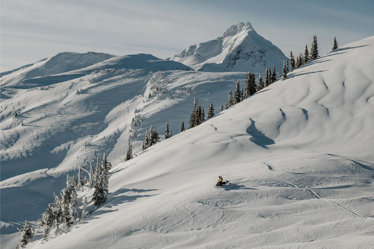 des amis en promenade en ski-doo