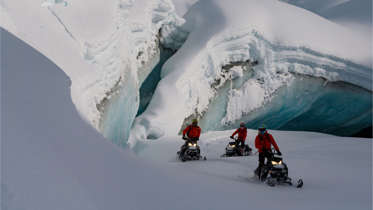 les pilotes de ski-doo sortant d'une grotte