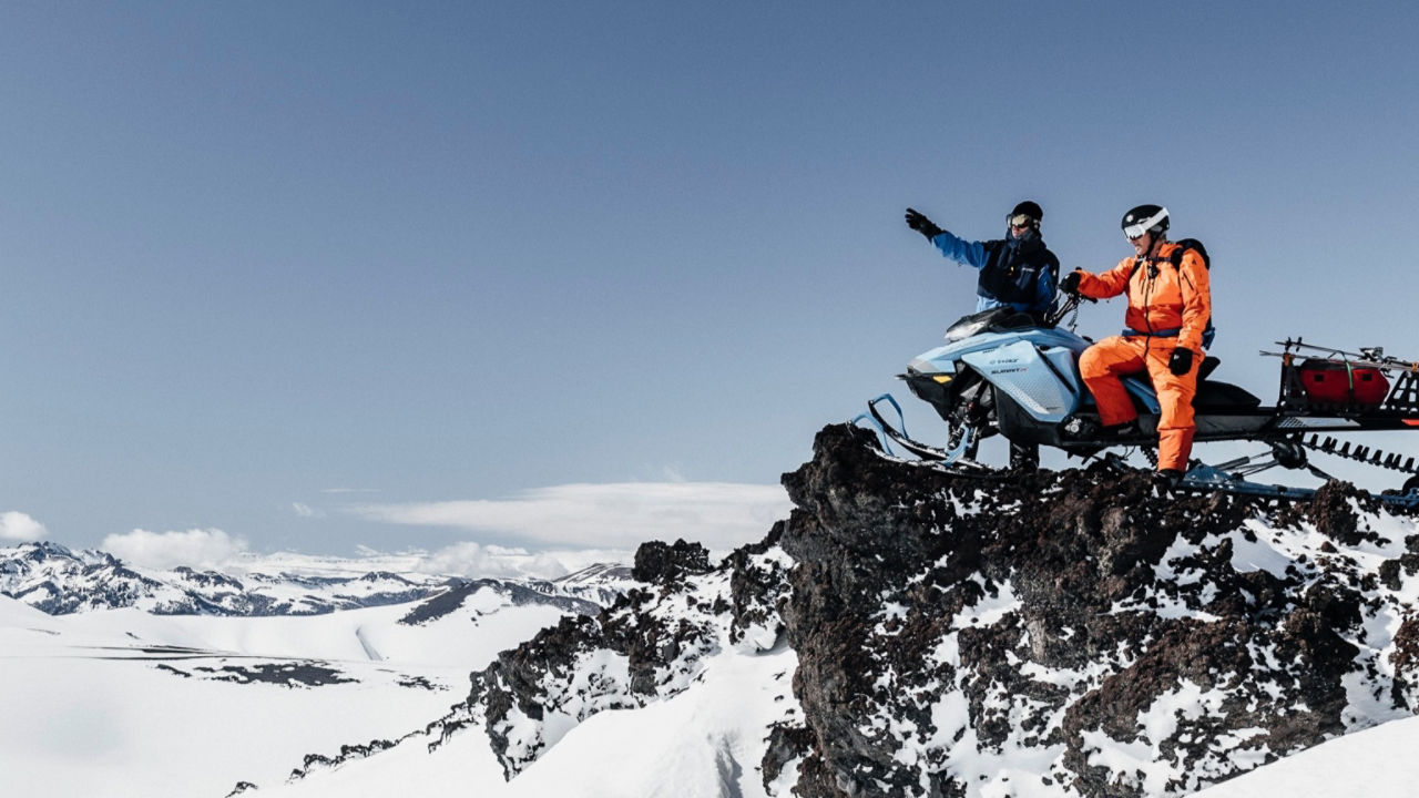 groupe de pilotes de Ski-Doo sur une rivière