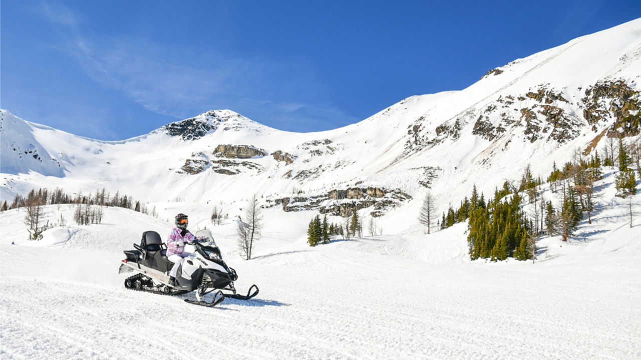 femme sur un ski-doo en Colombie Britannique