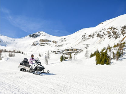 femme sur un ski-doo en Colombie Britannique