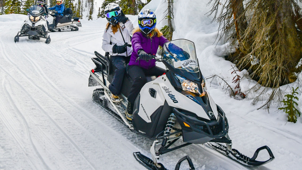 femme sur un ski-doo en Colombie Britannique