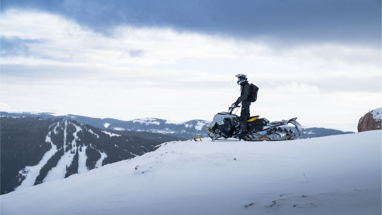 couple de pilotes de ski-doo dans Wyoming