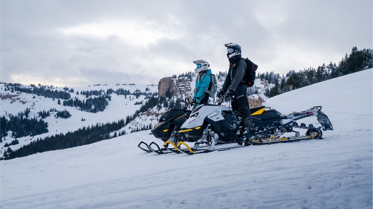 couple de pilotes de ski-doo dans Wyoming