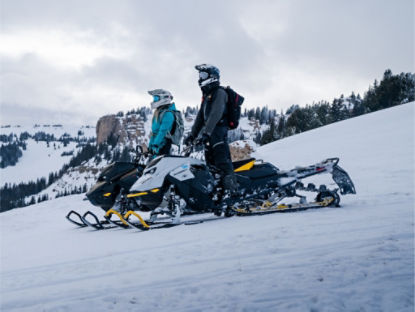 couple de pilotes de ski-doo dans Wyoming