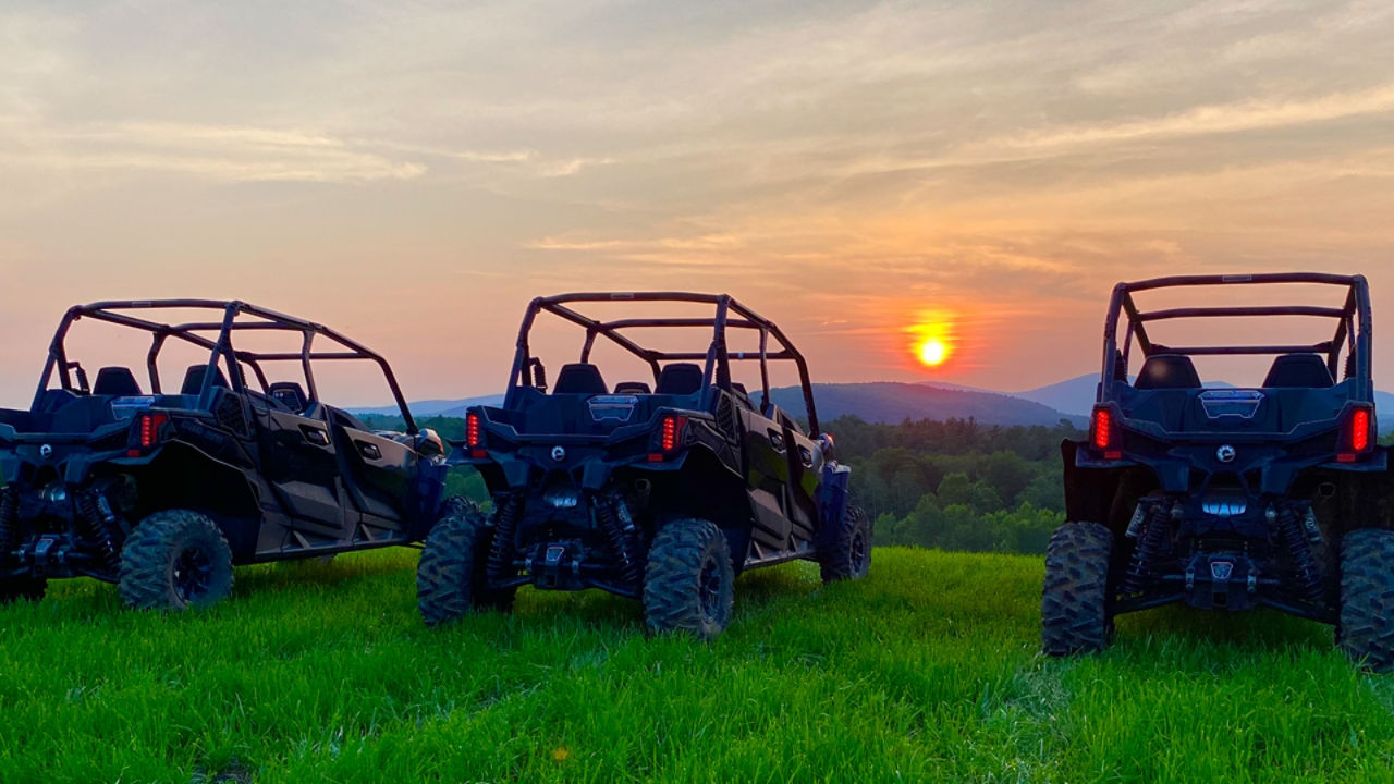 Un trio de Can-Am roule dans l'herbe