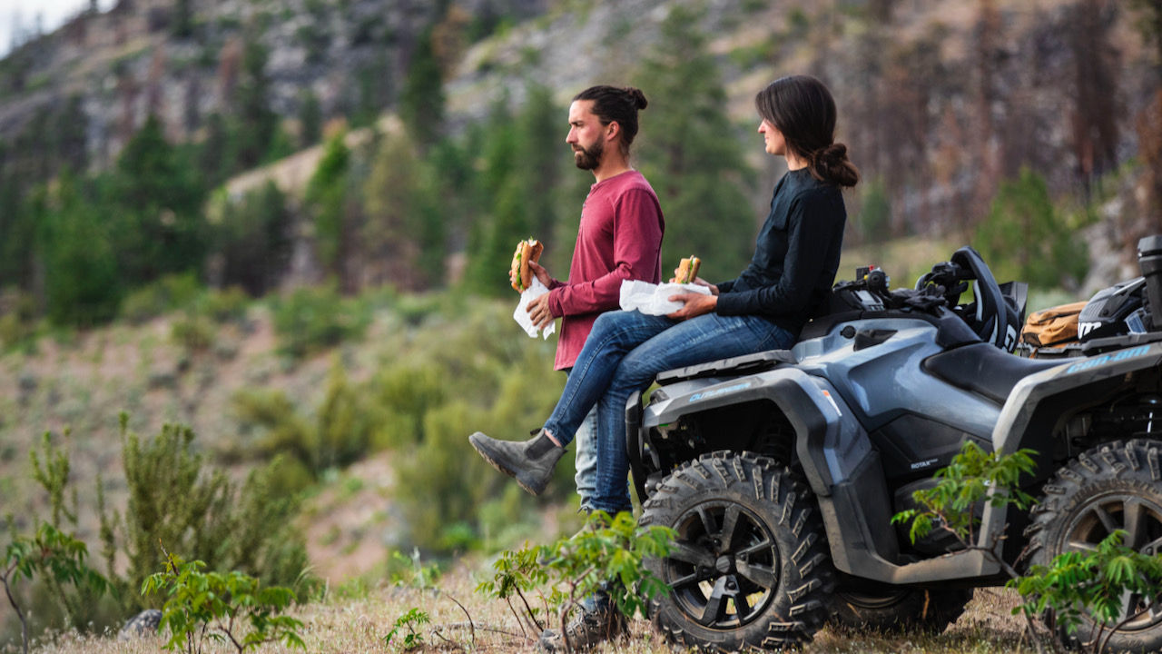 couple chevauchant un VTT Can-Am