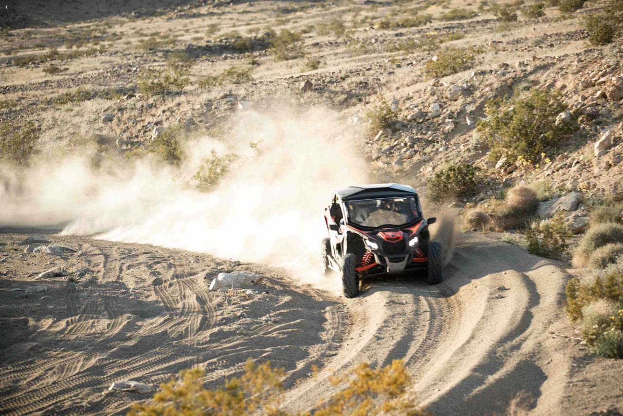 Maverick X3 dans le désert et les canyons.