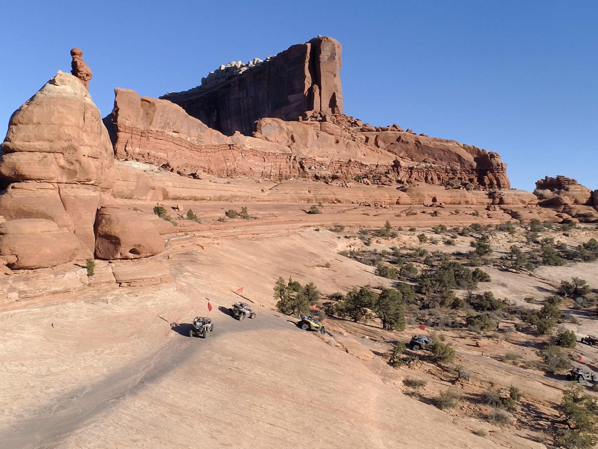 Maverick X3 dans le désert avec des canyons.