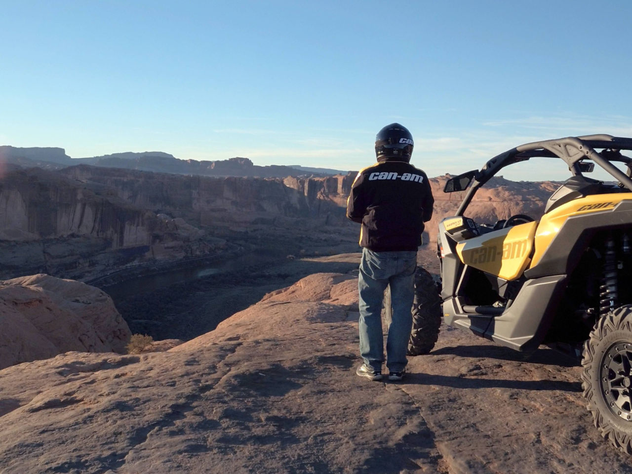 Hommes à côté de Maverick X3 au sommet