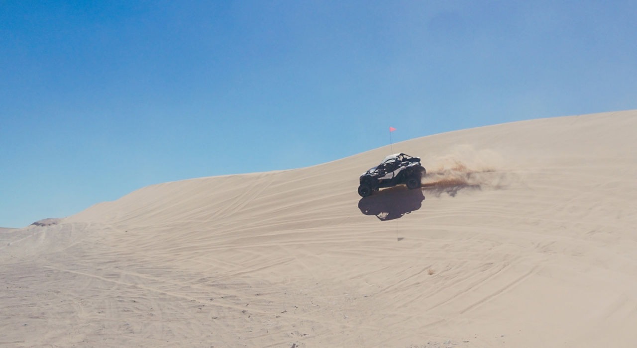 Maverick X3 dans les dunes de sable à Las Vegas