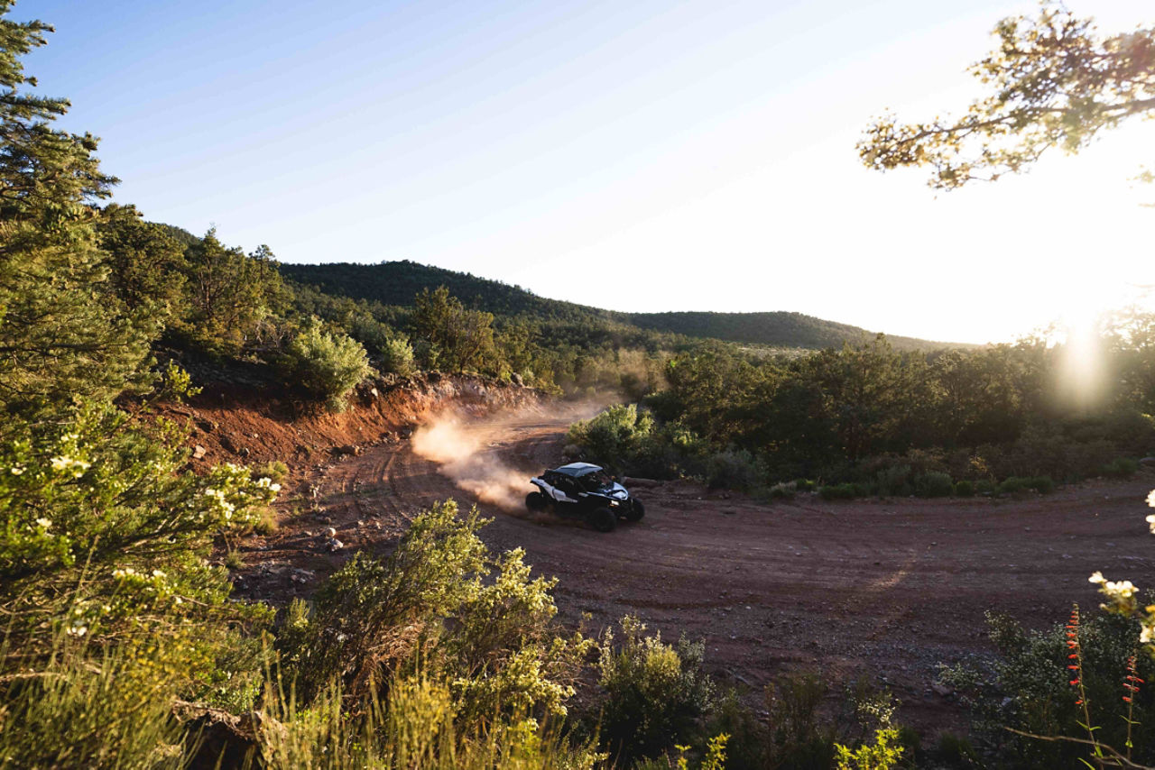 Homme et femme devant le Grand Canyon avec Maverick X3