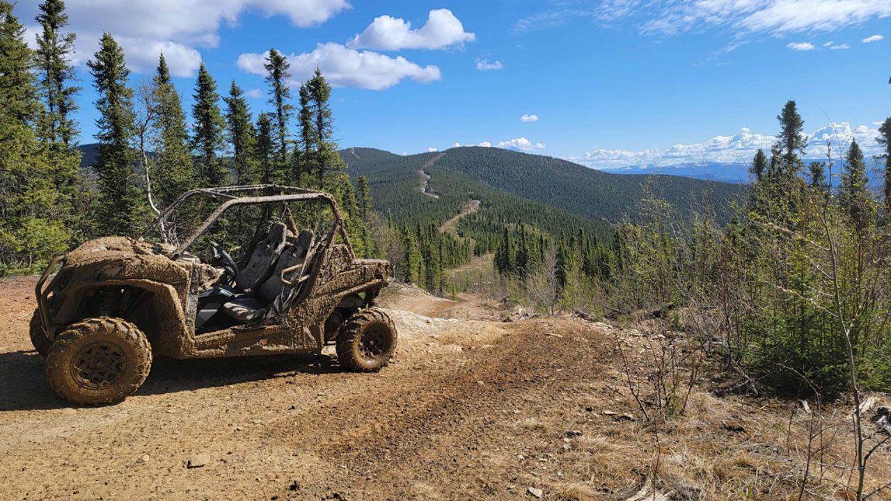 Un VCC Can-Am garé dans la forêt