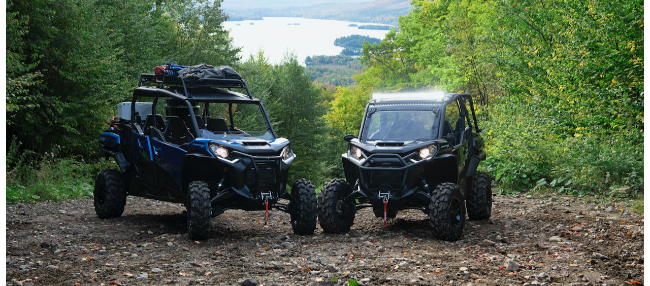 Deux véhicules côte à côte garés dans les montagnes