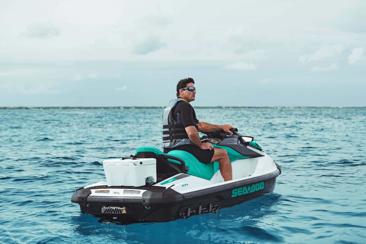 homme conduisant un Sea-Doo