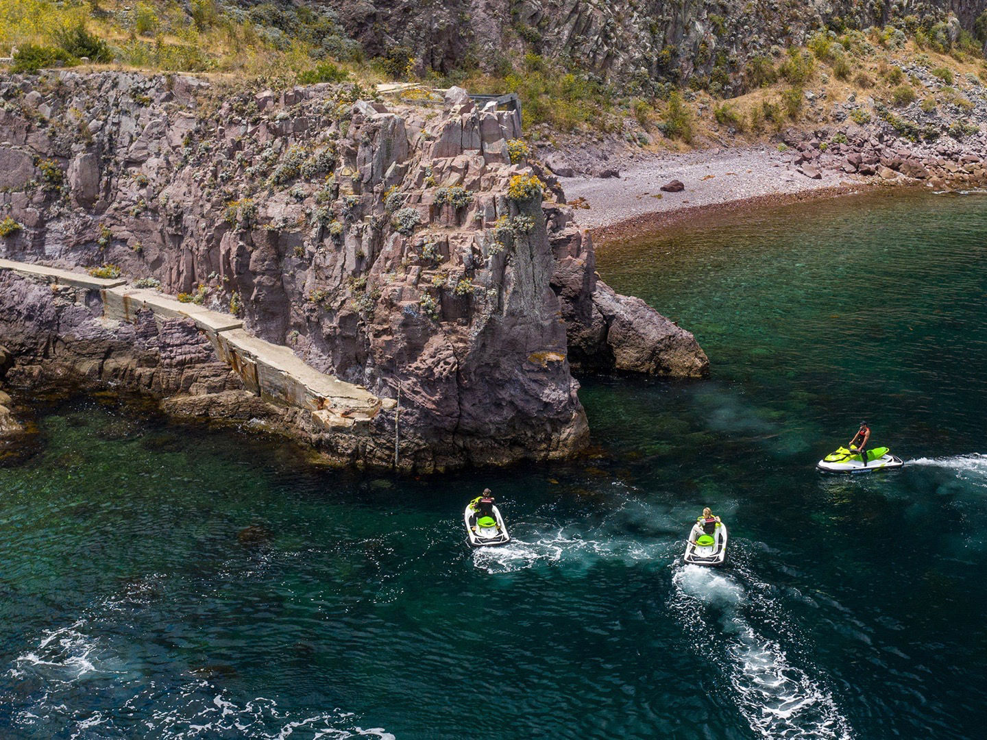 Trois amis sur leur motomarine Sea-Doo à l'Île de Santa Catalina