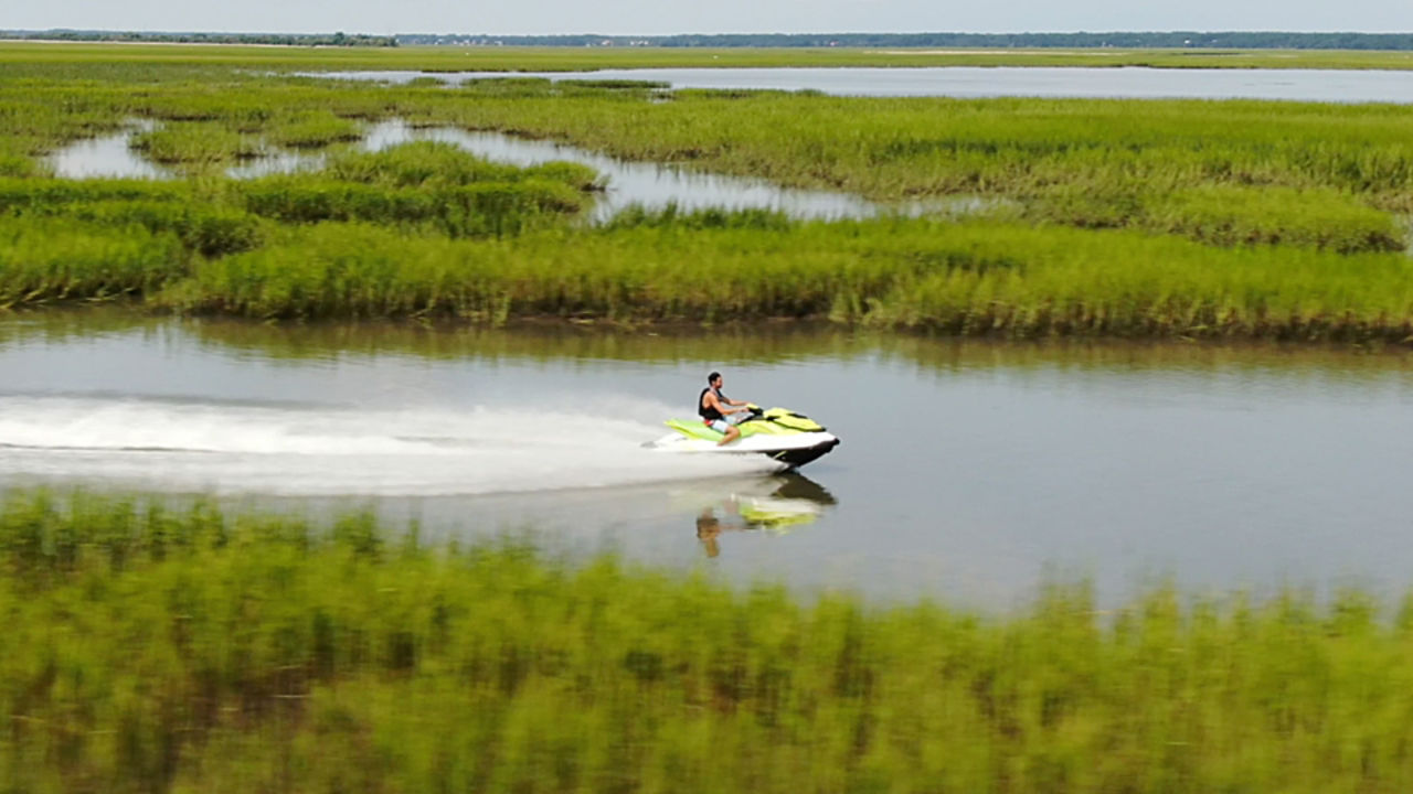 homme conduisant un Sea-Doo