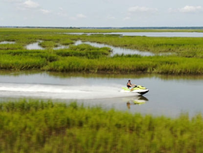 homme conduisant un Sea-Doo