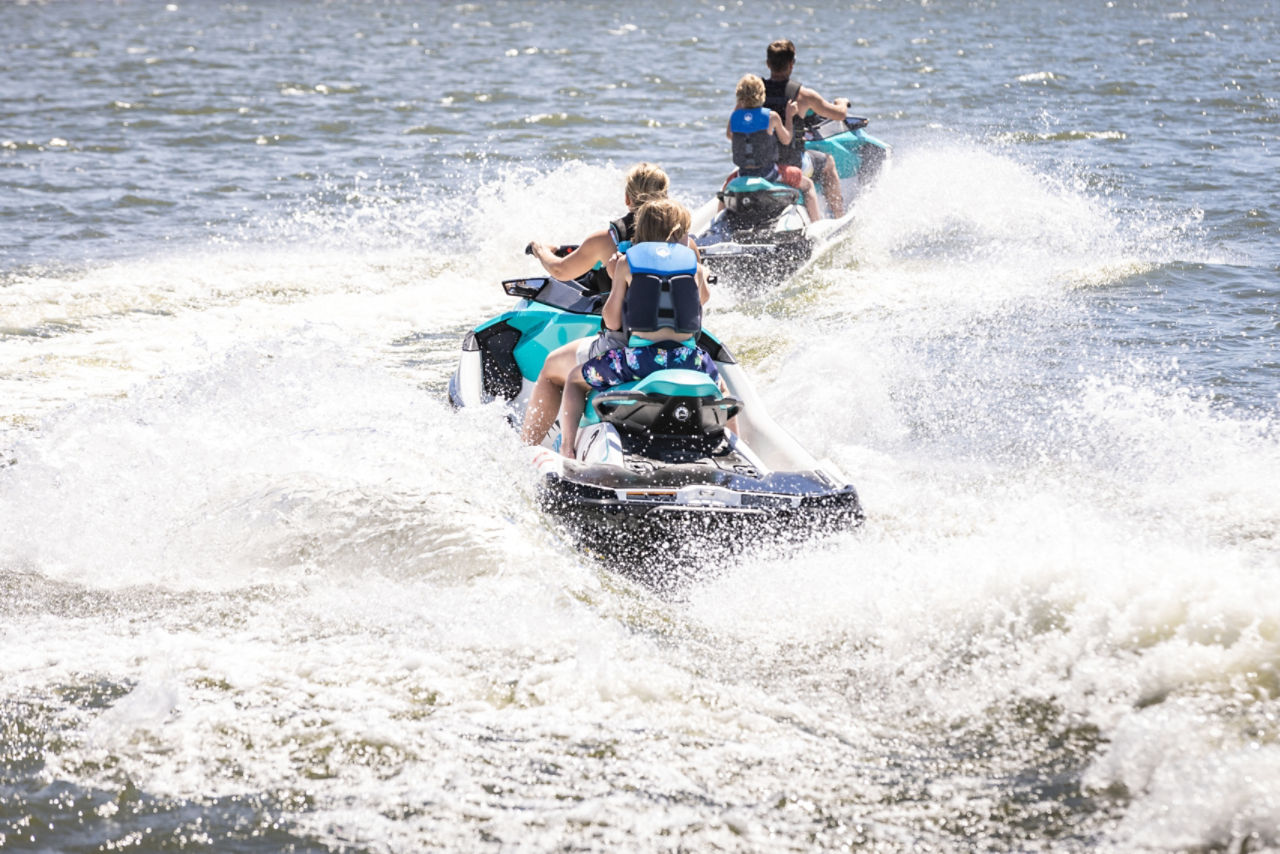 Famille profitant du beau temps sur des Sea-Doo