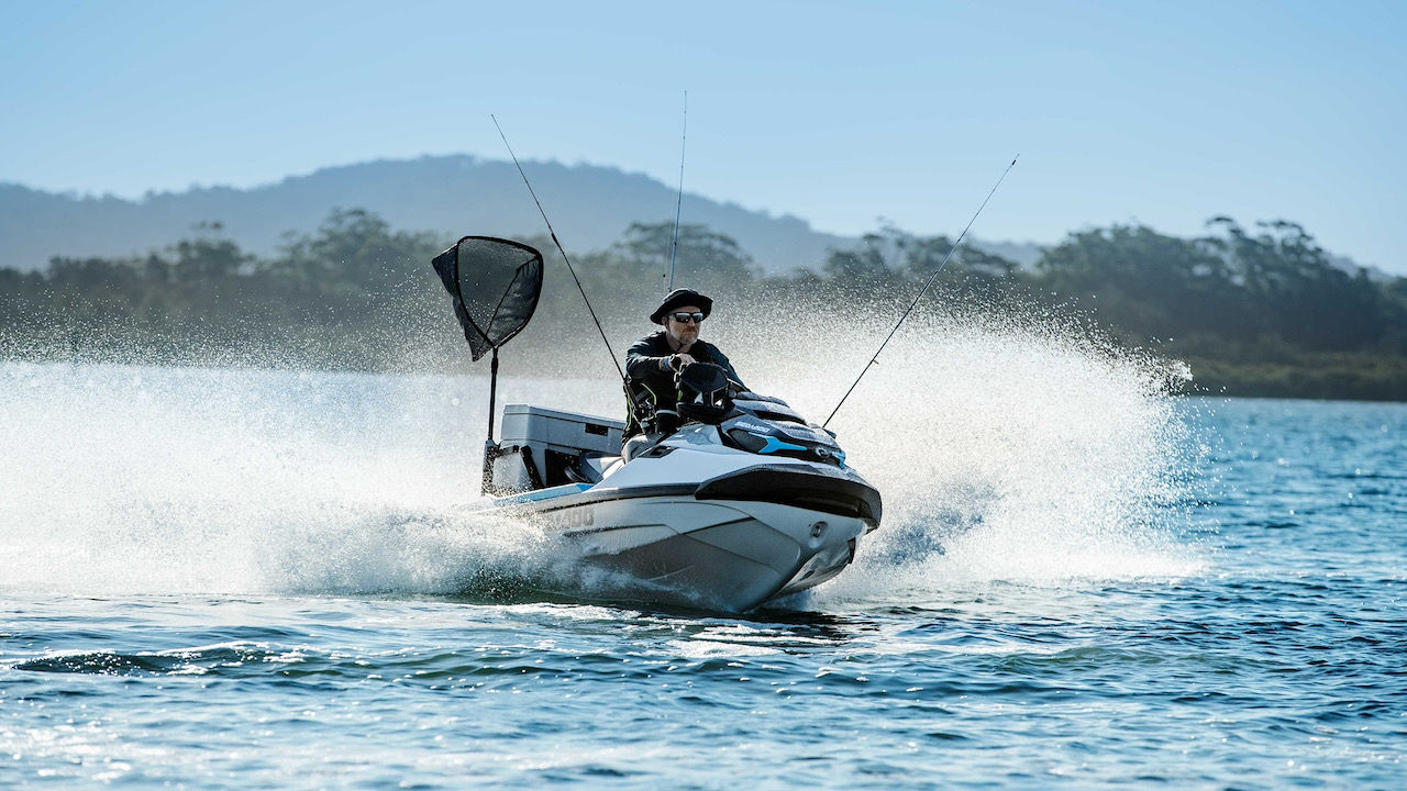 Trois amis conduisant chacune un Sea-Doo FishPro