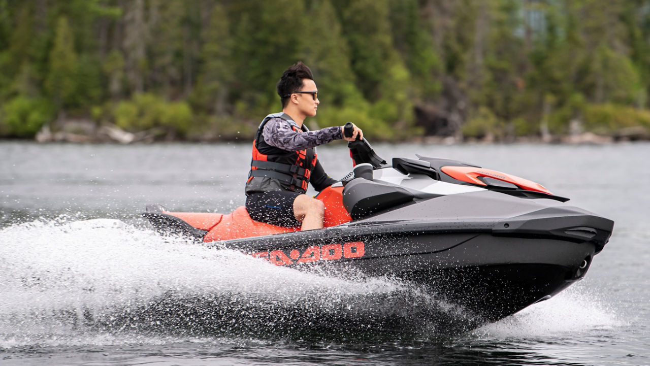 Un homme se promenant en Sea-Doo sur l'eau