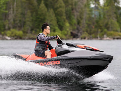 Un homme se promenant en Sea-Doo sur l'eau