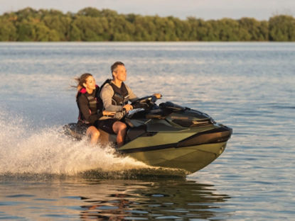 Un couple conduisant une motomarine sur l'eau
